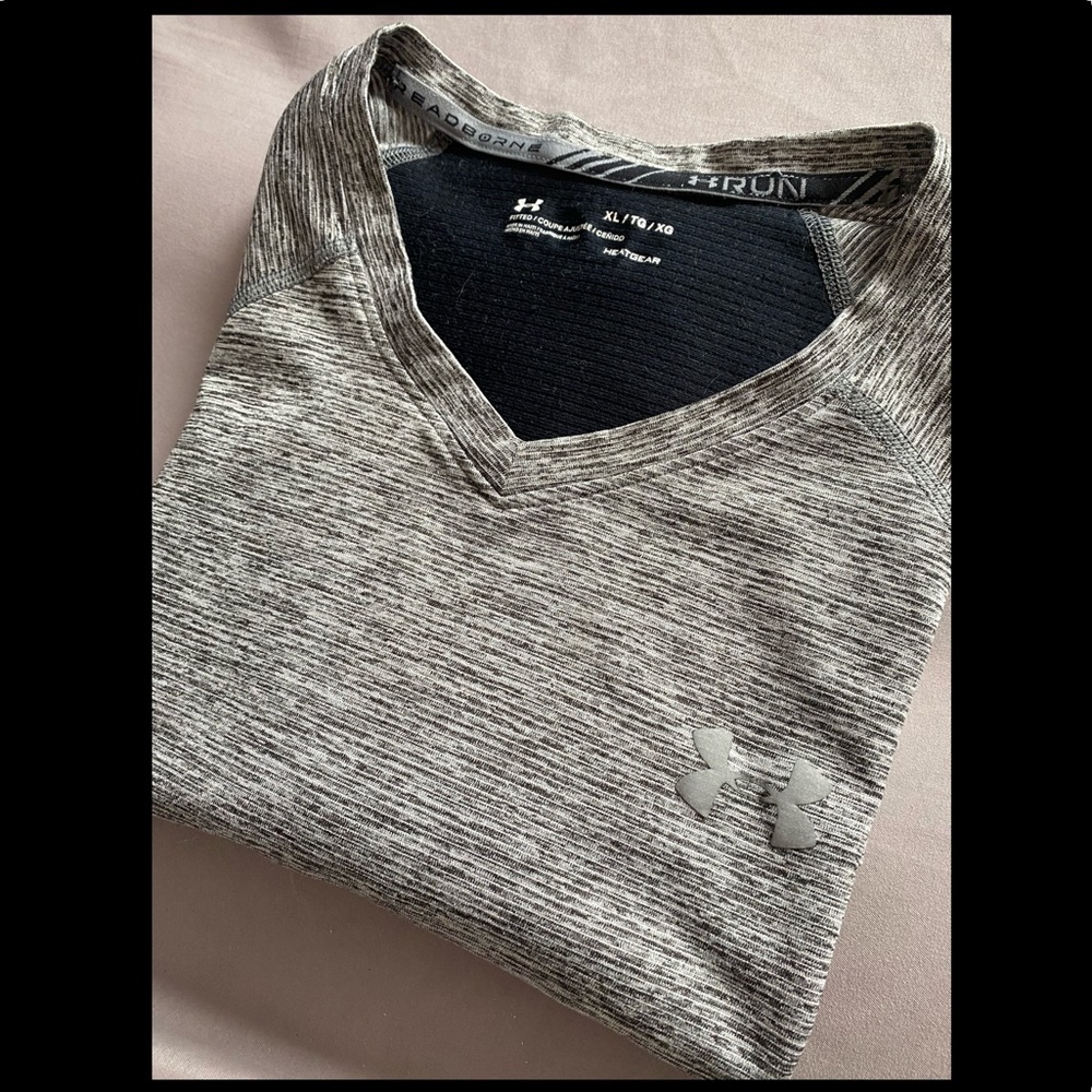 Fitted two-toned under armour heatgear tshirt